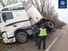 На Київщині перевернулася вантажівка (ФОТО) 