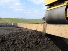 Дорожники ведуть ремонтні роботи на Одеській трасі в Ставищенському районі (ФОТО)
