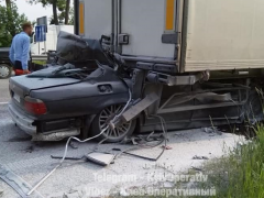 Смертельний обгін: під Києвом водій BMW на високій швидкості залетів під вантажівку (ФОТО, ВІДЕО)