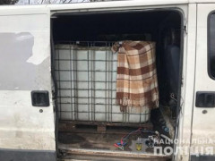 Патрульні під Києвом затримали чоловіка, який займався викраденням дизельного палива (ФОТО)