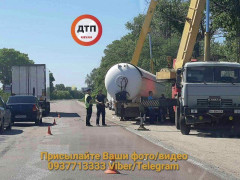 Під Борисполем газовоз злетів у кювет