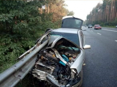 Аварія поблизу Ірпеня: автомобіль наскрізь "прошило" відбійником (ФОТО)