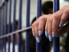 Суд залишив за гратами матір, яка на зупинці під Києвом спочатку задушила свого сина, а через тиждень намагалася спалити тіло