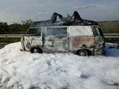 На Житомирській трасі вщент згорів мікроавтобус