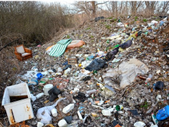 Озеро на Приірпінні перетворили на сміттєзвалище (ФОТО)