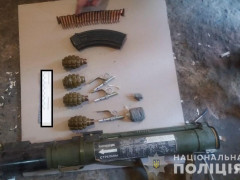 У Бородянському районі в АТОшника виявили цілий арсенал зброї та наркотичних речовин (ФОТО)