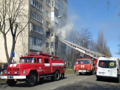 У Вишневому рятувальники винесли пенсіонерку з палаючої квартири
