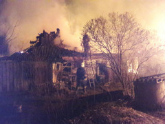 На Макарівщині три будинки ледь не згоріли через "ініціативність" чоловіка 