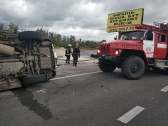 Унаслідок ДТП під Києвом довелось знімати авто з відбійника