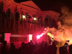 Поліція відкрила кримінальну справу за фактом хуліганства під будинком Гладковського у Козині