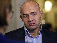Кононенко, який роздає подарунки на окрузі під Києвом, вважає це законним