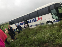 На Київщині у кювет вилетів автобус із дітьми (ФОТО)