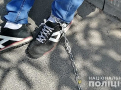 У Києво-Святошинському районі таксист прикував боржника ланцюгами (ФОТО)