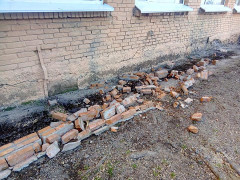 У Макарові школа повністю вкрилася тріщинами і сиплеться цегла (ФОТО)