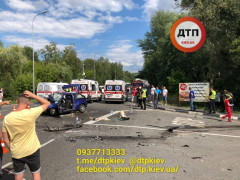 Під Києвом у жахливій ДТП загинула людина, двоє у реанімації (ФОТО)