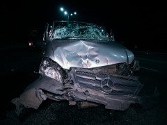На Бориспількому шосе Mercedes врізався у вантажівку і продовжував їхати (ВІДЕО)