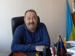 Мер Миронівки живе на одну зарплату та не може добудувати гараж вже два роки
