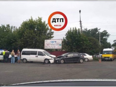 У Броварах автомобіль влетів у мікроавтобус