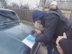 В Ірпені затримали хлопця, який під парканом шукав закладку із наркотиками 