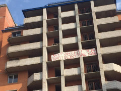 В Обухові активісти намагаються привернути увагу мера до смертельного довгобуду (ФОТО)