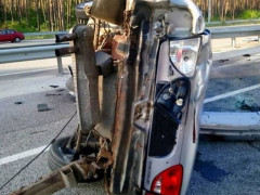 Під Києвом перекинувся автомобіль: водій дивом уцілів (ФОТО, ВІДЕО)