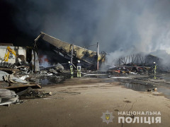 Попелище замість секонд-хенду: причину пожежі в Петропавлівській Борщагівці встановлюють (ФОТО)