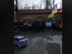 Під стінами будинку Порошенка в Козині активісти вимагають єдиної ціни на розмитнення "євроблях"