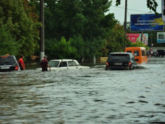 Під Києвом ледь не пішло під воду ціле село (ВІДЕО)