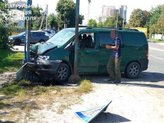 У Борисполі п'яний в "дим" водій врізався у рекламний щит (ФОТО)