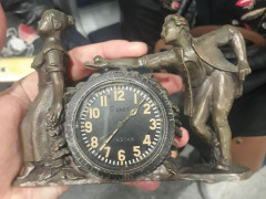 У "Борисполі" в українки вилучили радіоактивну бронзову статуетку з годинником (ФОТО)