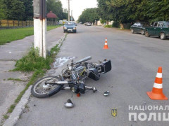 У Рокитному водій мопеда врізався у стовп