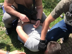 СБУ спіймала правоохоронця з Київщини на хабарі в понад 2 тис дол (ФОТО)