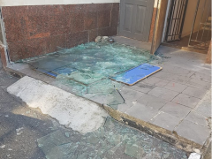 В Обухові двоє вандалок побили скло біля будинку культури (ВІДЕО)
