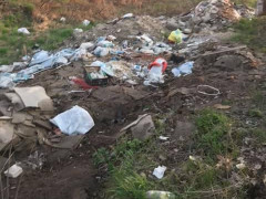 У Києво-Святошинському районі пенсіонер мішками викидає сміття на узбіччя дороги (ФОТО) 