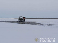 На Київському морі екстремали провалилися під лід на саморобному снігоході, - поліція (ФОТО)