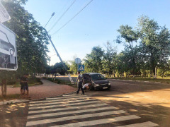 Українка: автомобіль влетів у електричний стовп 