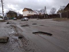 Фото дня: у Тарасівці ями на дорогах ширші за асфальт