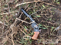 У Білій Церкві чоловік із револьвером накинувся на правоохоронця (ВІДЕО)