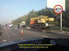 Оце так реклама: на Бориспільській трасі дві машини влетіли в автокран