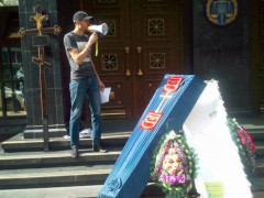 Єременко та Мельничук принесли труну під будівлю ГПУ (ФОТО)