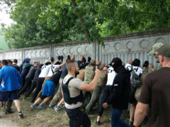 У Конча–Заспі радикали проломили паркан екс-регіонала Хомутинніка (ФОТО, ВІДЕО)