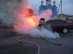 Кара небесна: у Володарці під церквою загорівся автомобіль