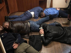 Фото дня: СБУшники у Фастові розклали на підлозі прокурорів-хабарників