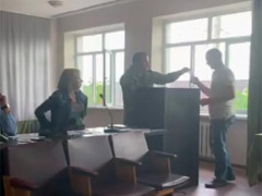 В Ірпені депутатам вручали повістки прямо на засіданні міськради
