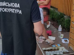 Поліцейські Київщини викрили митника-хабарника столичного аеропорту