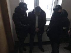 При обшуках у помешканні хабарника з Держпраці Київщини знайшли чималу кількість валюти (ФОТО)