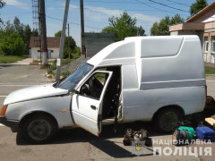 Автомобіль "ЗАЗ" з подвійним дном: чоловік з Чорнобиля хотів вивезти рибу та метал (ФОТО)