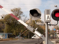 На залізничному переїзді у Боярці вантажівка знесла шлагбаум і проїхала на червоне світло (ВІДЕО)