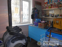 Поліцейські спіймали чоловіка, який обікрав магазин у Іванківському районі 