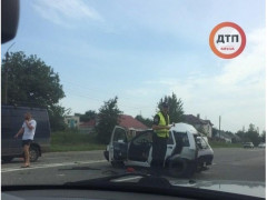 На трасі Київ-Чернігів мікроавтобус протаранив легковий автомобіль (ФОТО)